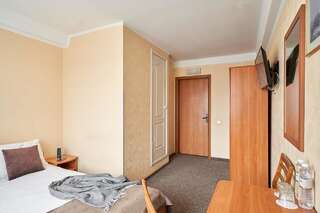 Отель Отель Дружба Киев Улучшенный двухместный номер с 1 кроватью или 2 отдельными кроватями-7