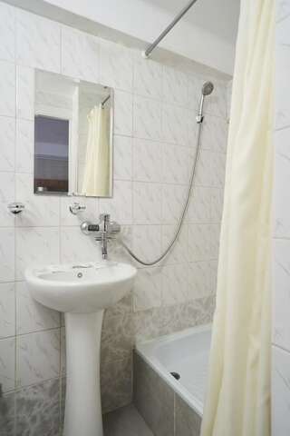 Отель Отель Дружба Киев Улучшенный двухместный номер с 1 кроватью или 2 отдельными кроватями-14