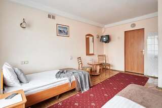 Отель Отель Дружба Киев Двухместный номер с 2 отдельными кроватями и общей ванной комнатой-2