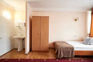 Отель Отель Дружба Киев Двухместный номер с 2 отдельными кроватями и общей ванной комнатой-4